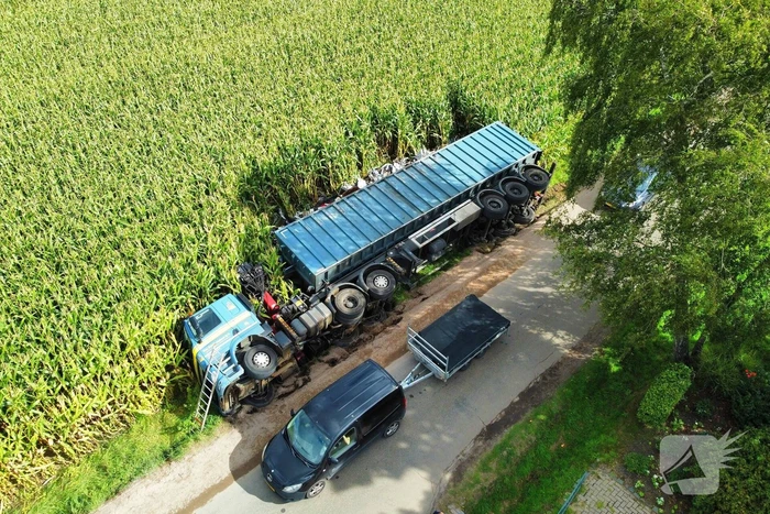 Vrachtwagen kantelt na uitwijkmanoeuvre