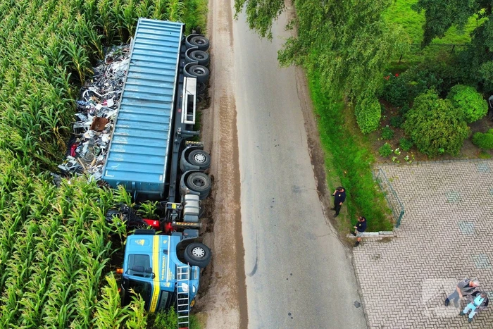 Vrachtwagen kantelt na uitwijkmanoeuvre