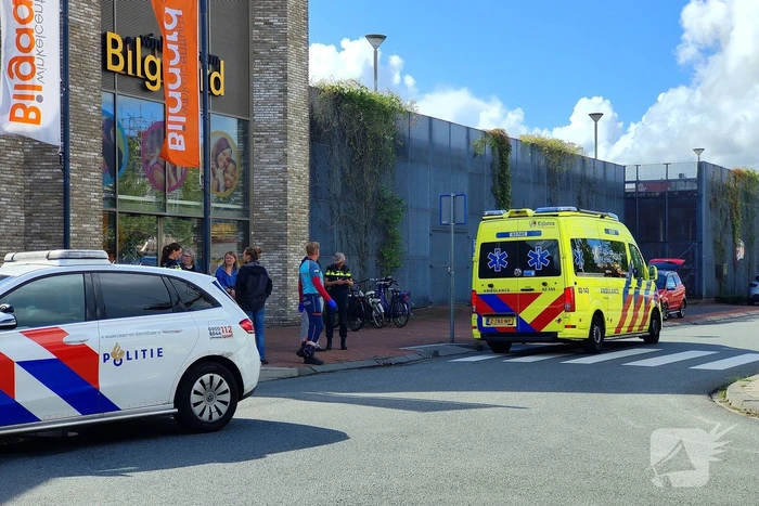 Voetganger gewond naar ziekenhuis