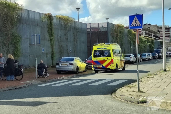Voetganger gewond naar ziekenhuis