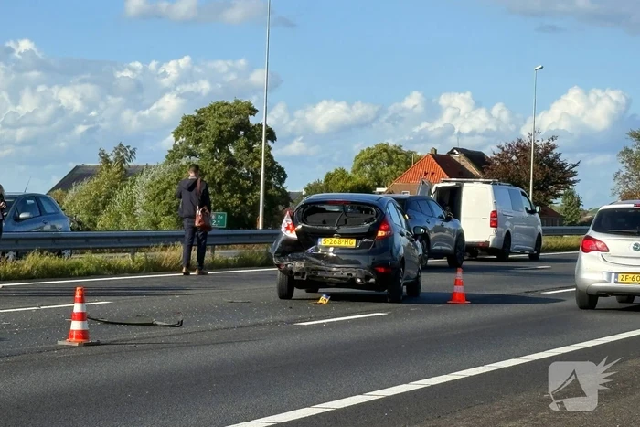 Meerdere voertuigen botsen op snelweg