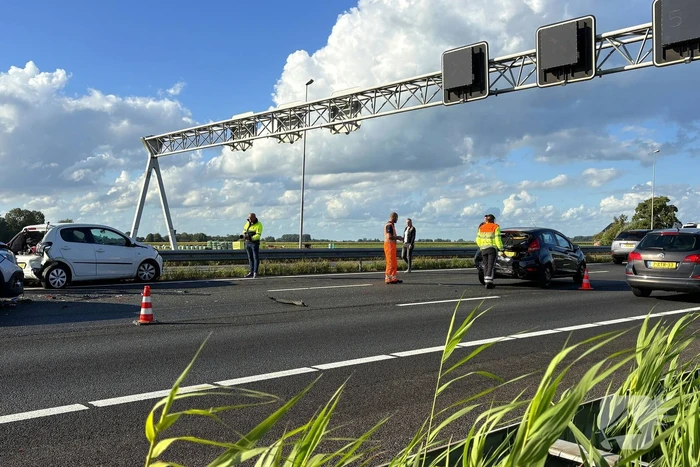 Meerdere voertuigen botsen op snelweg