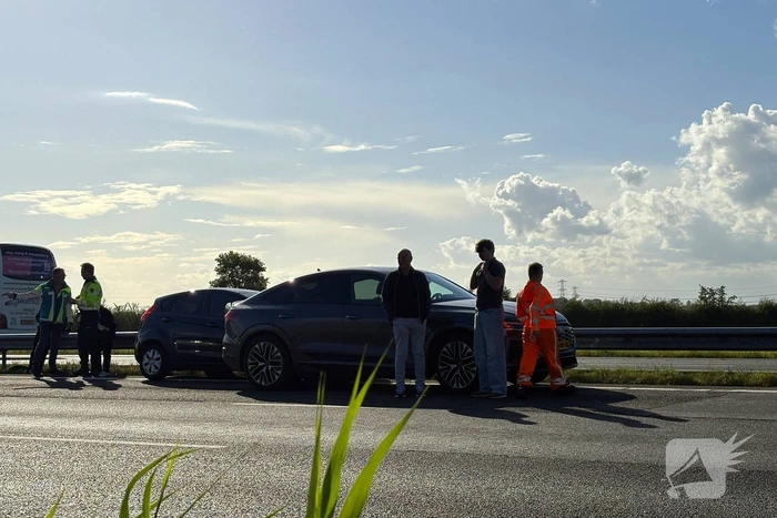 Meerdere voertuigen botsen op snelweg