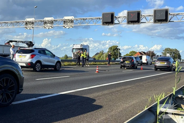 Meerdere voertuigen botsen op snelweg