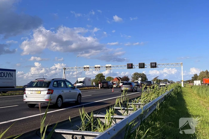 Meerdere voertuigen botsen op snelweg