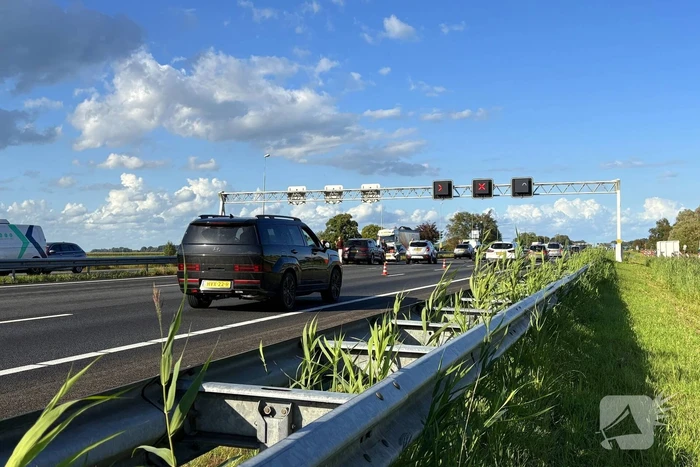 Meerdere voertuigen botsen op snelweg