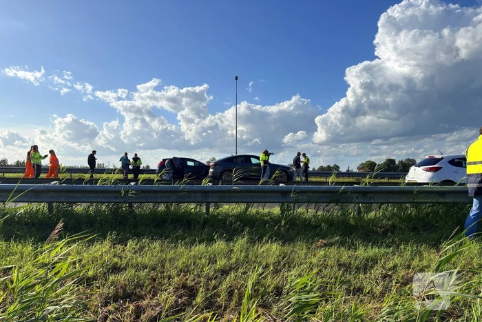 Meerdere voertuigen botsen op snelweg