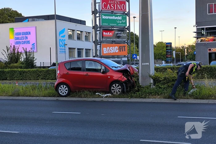 Botsing tegen paal in middenberm