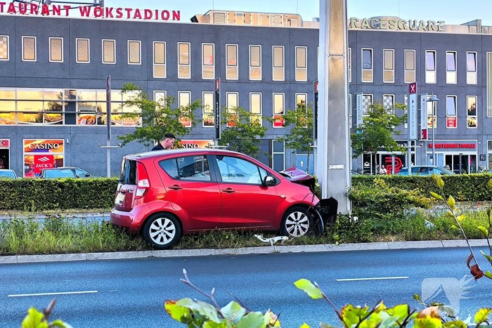 Botsing tegen paal in middenberm