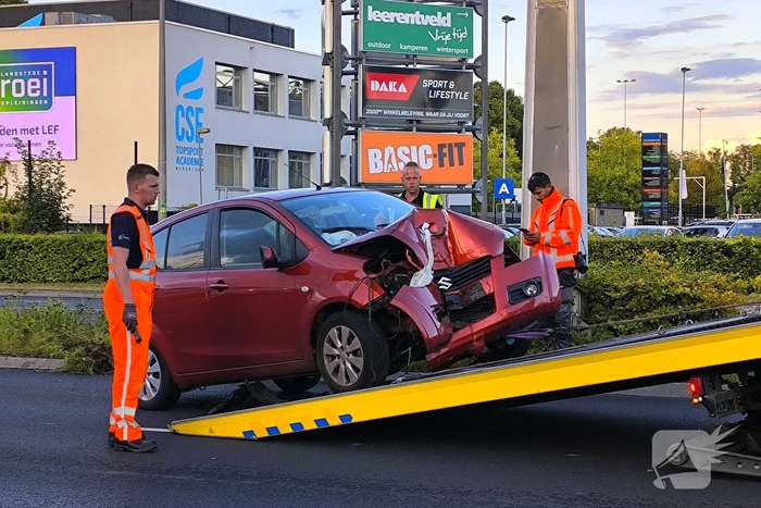 Botsing tegen paal in middenberm