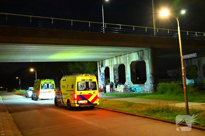 Berm bezaaid met spullen na incident
