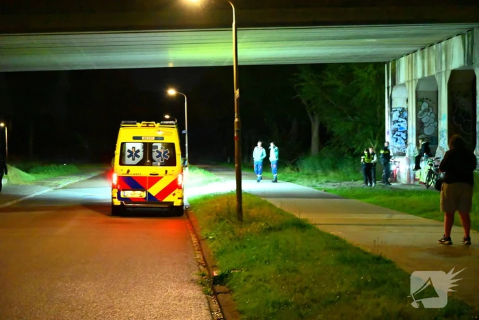 Berm bezaaid met spullen na incident