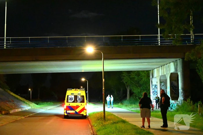 Berm bezaaid met spullen na incident