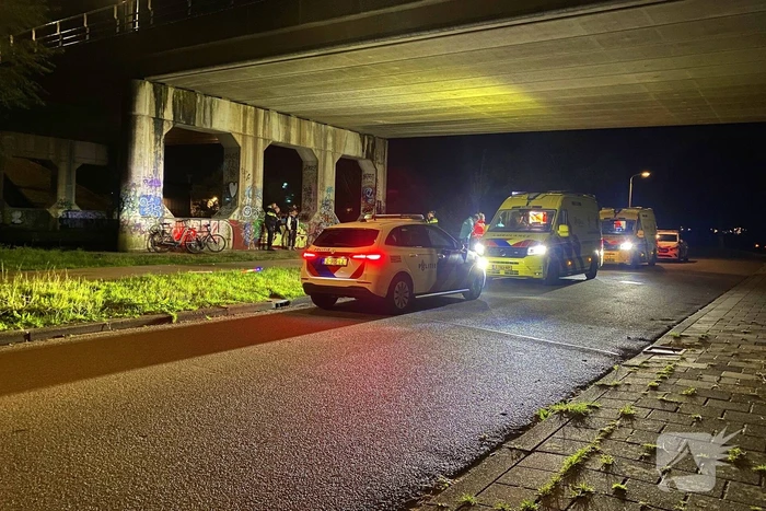 Berm bezaaid met spullen na incident