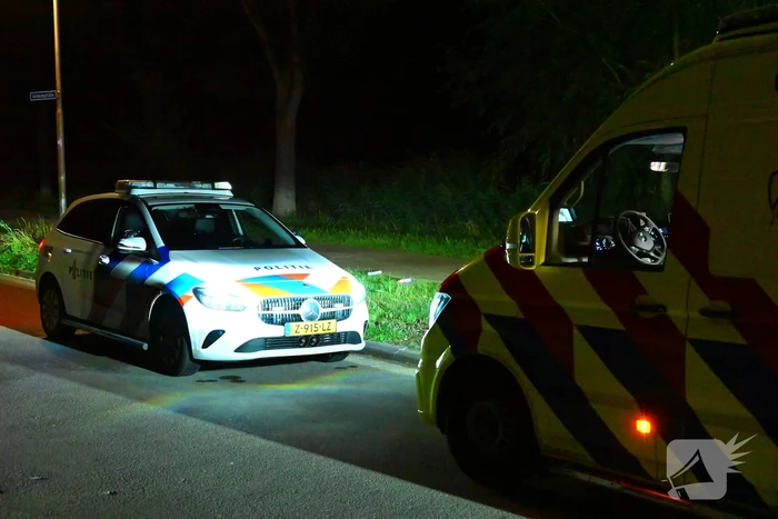 Berm bezaaid met spullen na incident