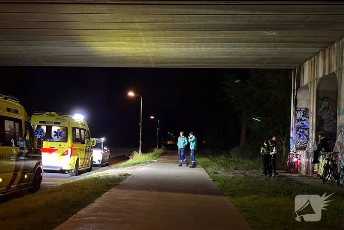 Berm bezaaid met spullen na incident