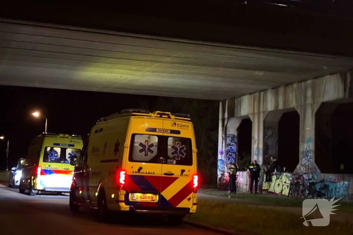 Berm bezaaid met spullen na incident