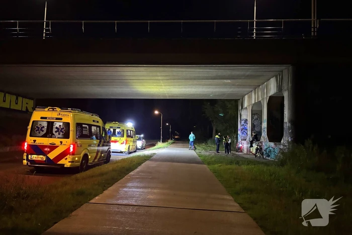 Berm bezaaid met spullen na incident