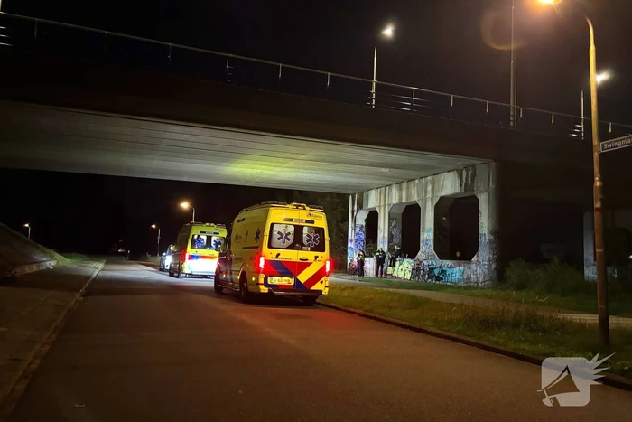 Berm bezaaid met spullen na incident