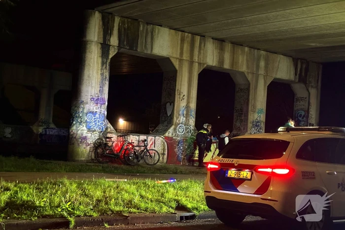 Berm bezaaid met spullen na incident