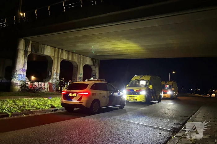 Berm bezaaid met spullen na incident