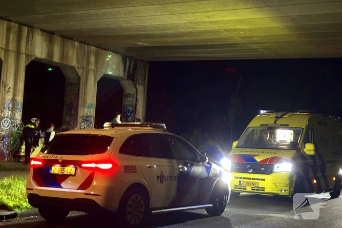 Berm bezaaid met spullen na incident