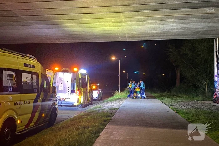 Berm bezaaid met spullen na incident