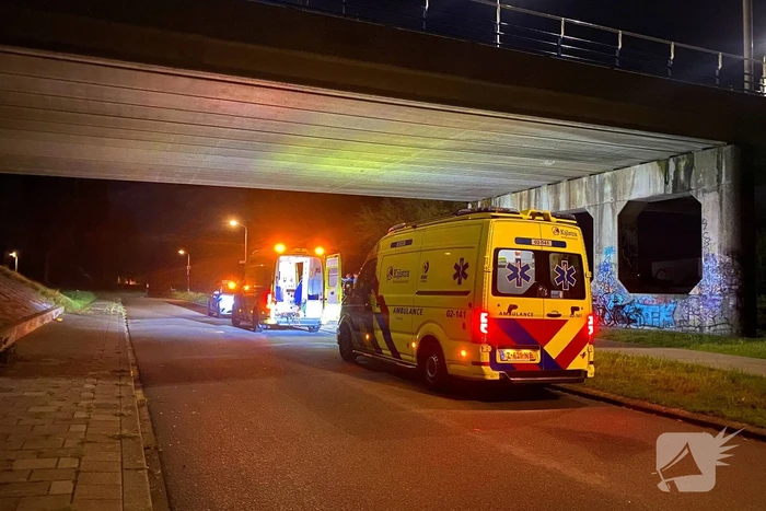 Berm bezaaid met spullen na incident