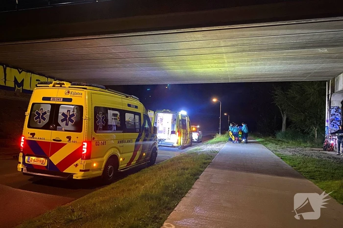 Berm bezaaid met spullen na incident