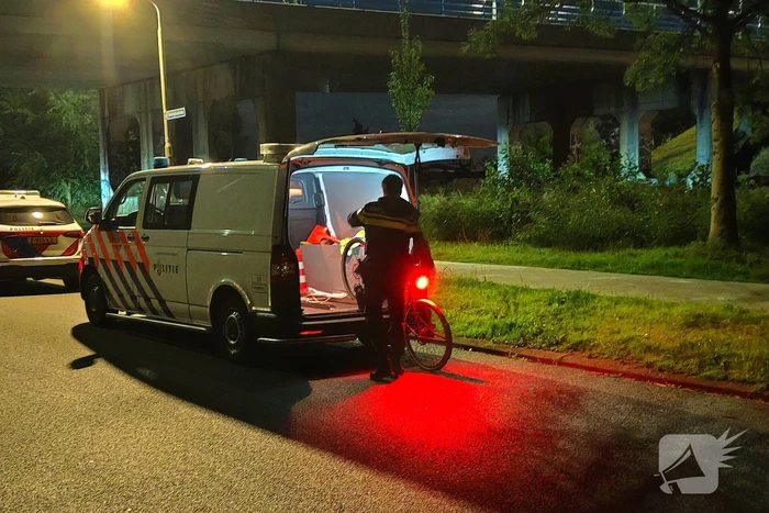 Berm bezaaid met spullen na incident