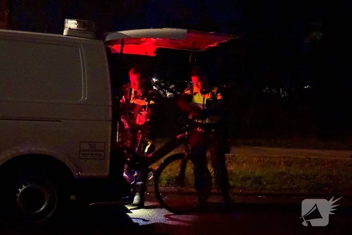 Berm bezaaid met spullen na incident