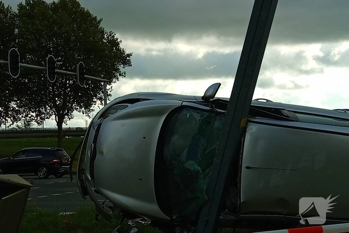 Auto belandt op zijkant na botsing