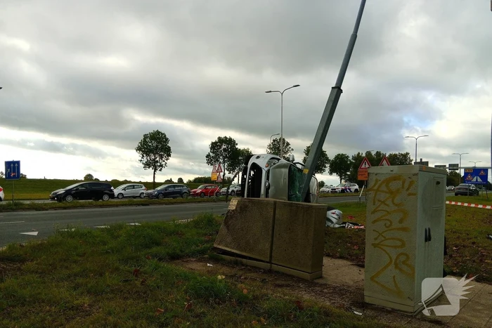 Auto belandt op zijkant na botsing