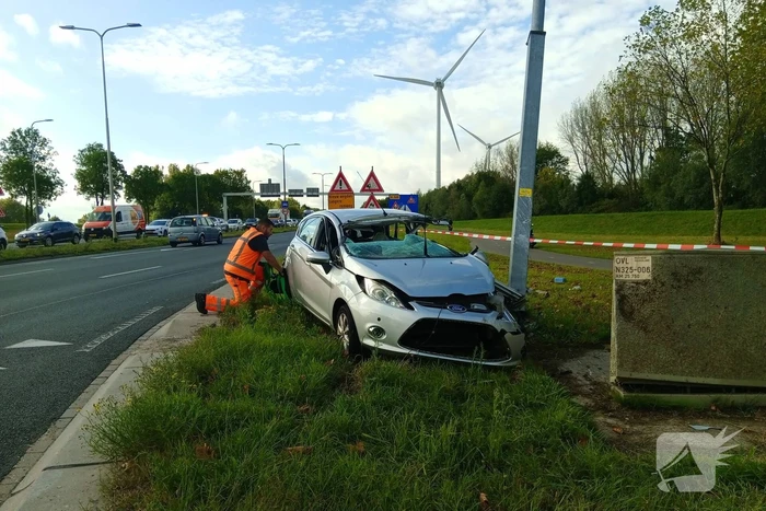 Auto belandt op zijkant na botsing