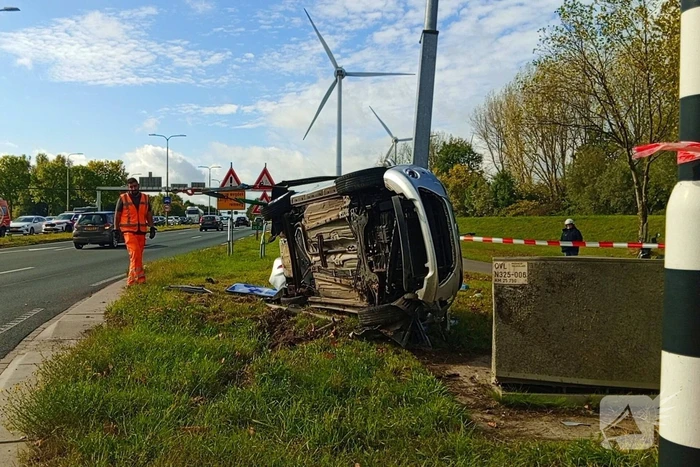 Auto belandt op zijkant na botsing