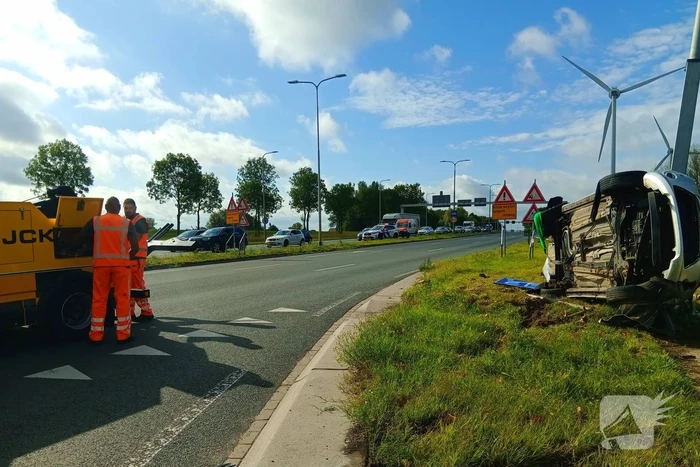 Auto belandt op zijkant na botsing