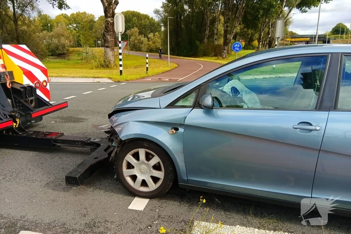 Auto belandt op zijkant na botsing