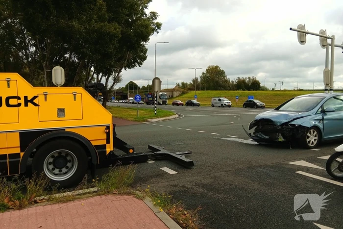 Auto belandt op zijkant na botsing