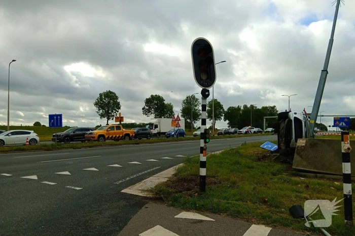 Auto belandt op zijkant na botsing