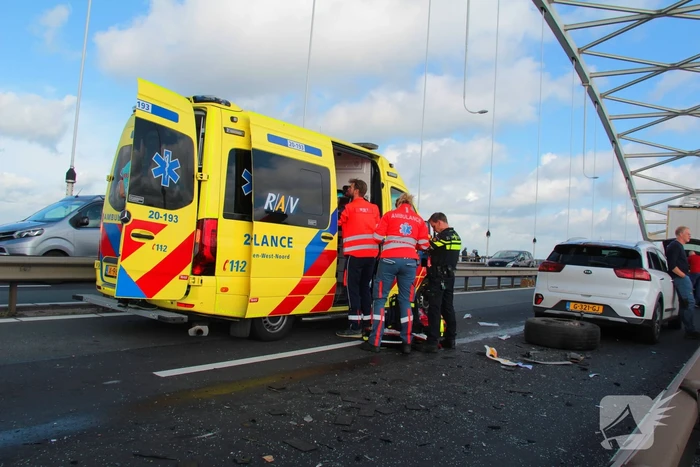 Auto komt onder vrachtwagentrailer terecht, bestuurder (38) ernstig gewond