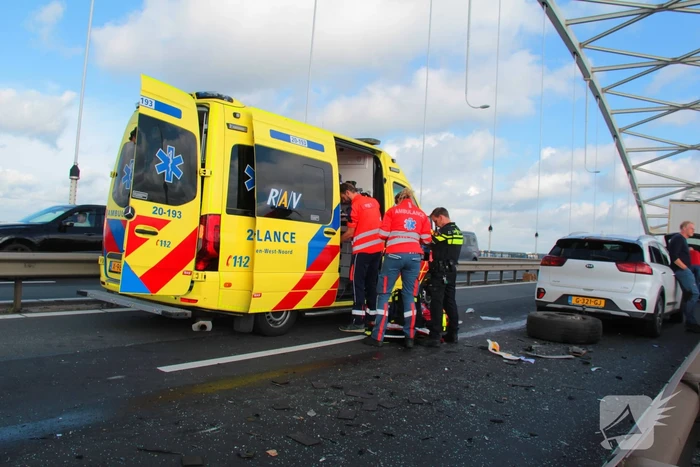 Auto komt onder vrachtwagentrailer terecht, bestuurder (38) ernstig gewond