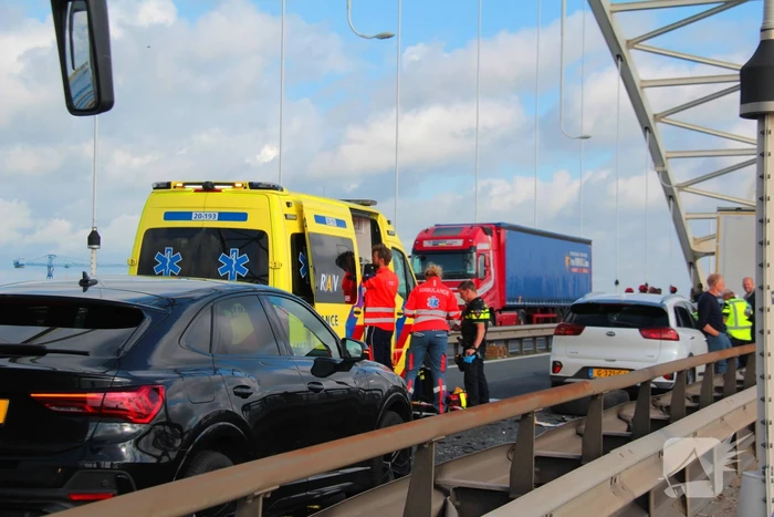 Auto komt onder vrachtwagentrailer terecht, bestuurder (38) ernstig gewond