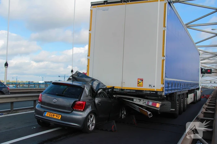 Auto komt onder vrachtwagentrailer terecht, bestuurder (38) ernstig gewond
