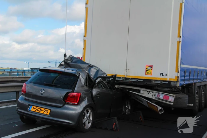 Auto komt onder vrachtwagentrailer terecht, bestuurder (38) ernstig gewond