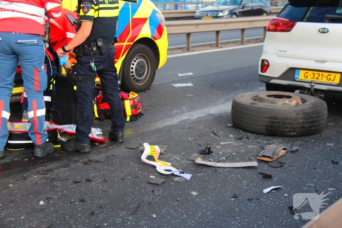 Auto komt onder vrachtwagentrailer terecht, bestuurder (38) ernstig gewond