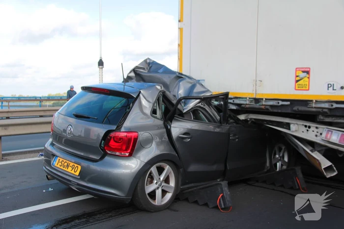 Auto komt onder vrachtwagentrailer terecht, bestuurder (38) ernstig gewond
