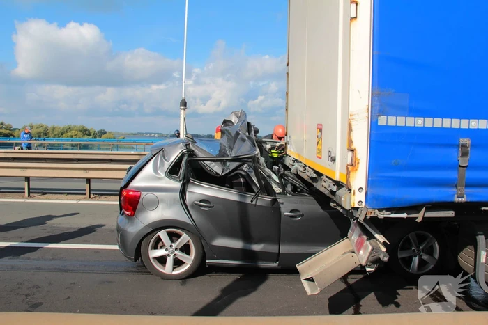 Auto komt onder vrachtwagentrailer terecht, bestuurder (38) ernstig gewond