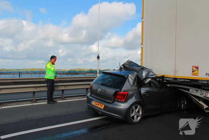 Auto komt onder vrachtwagentrailer terecht, bestuurder (38) ernstig gewond