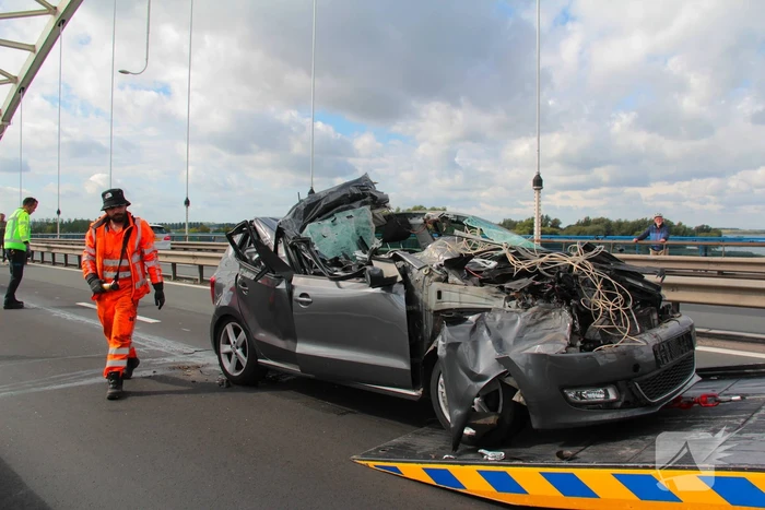 Auto komt onder vrachtwagentrailer terecht, bestuurder (38) ernstig gewond