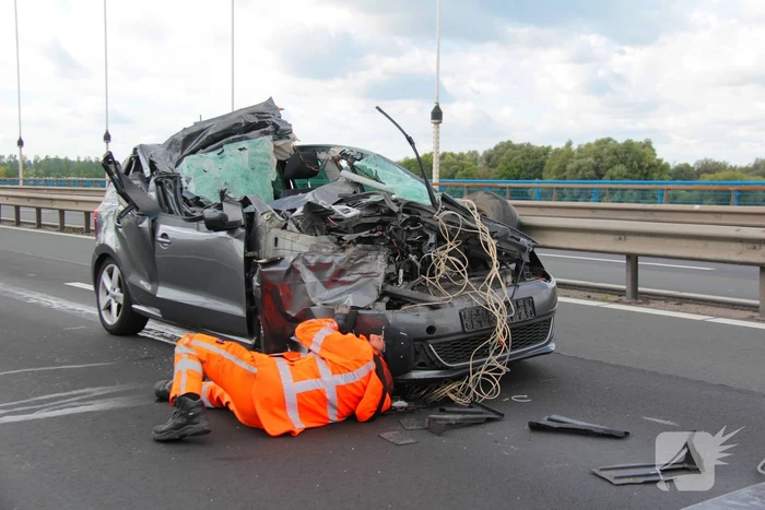Auto komt onder vrachtwagentrailer terecht, bestuurder (38) ernstig gewond